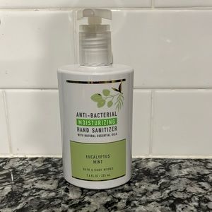 BN B&BW anti-bacterial moisturizing hand sanitizer
